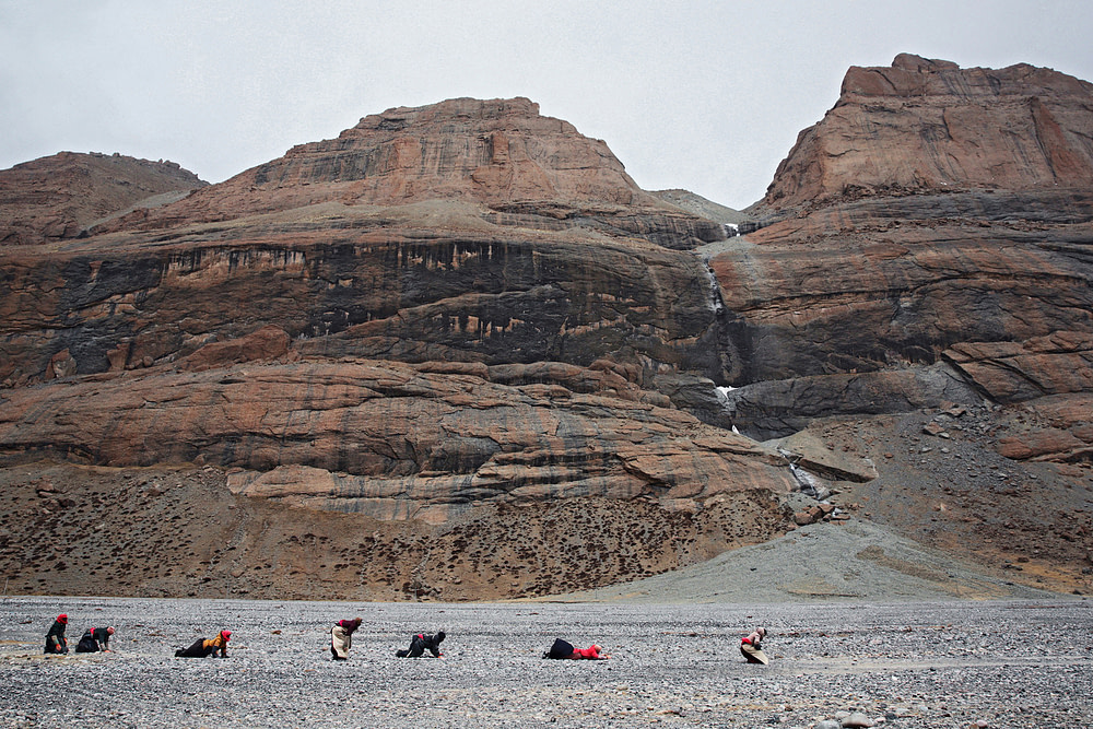 photograph of pilgrims on the way to Mount Kailash